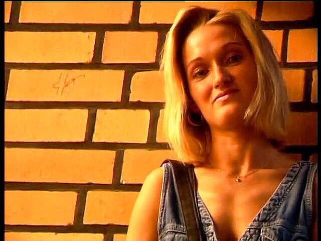 Lucky Cooch: Prachtig blond meisje wordt geïnterviewd