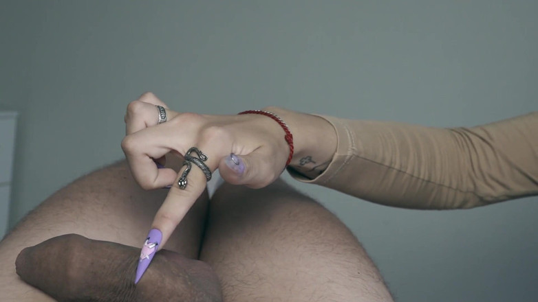 Amateur_fetish: Довгі нігті дряпають член, яйця, плоть і сечовий канал