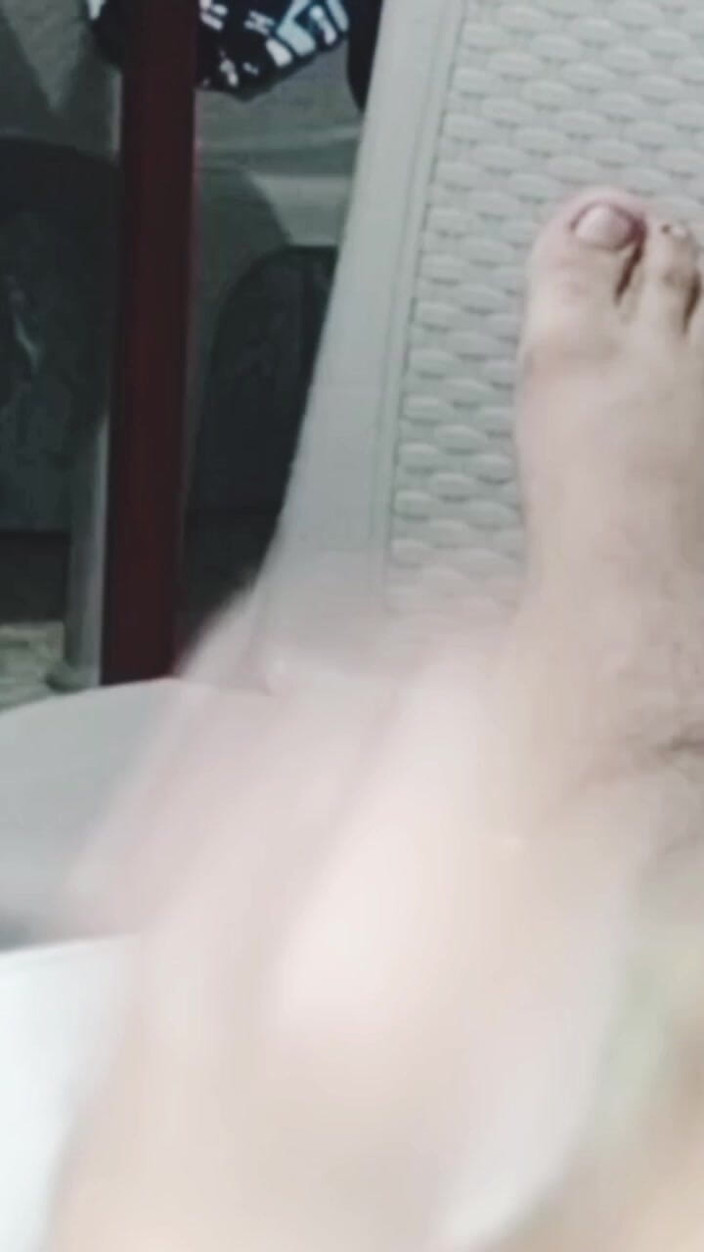 Skinnydanie21: Meine Stiefschwester drückt meine Eier mit ihrer kleinen Muschi
