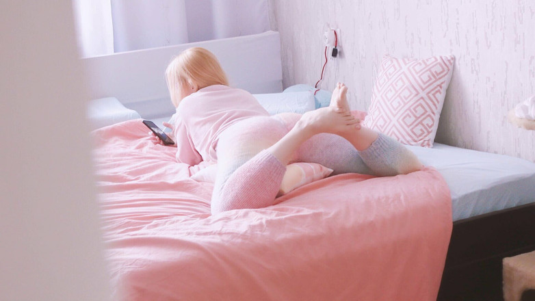 Estie Kay: Застукал сводную сестру за мастурбацией и прокралась к ней, чтобы трахнуть ее
