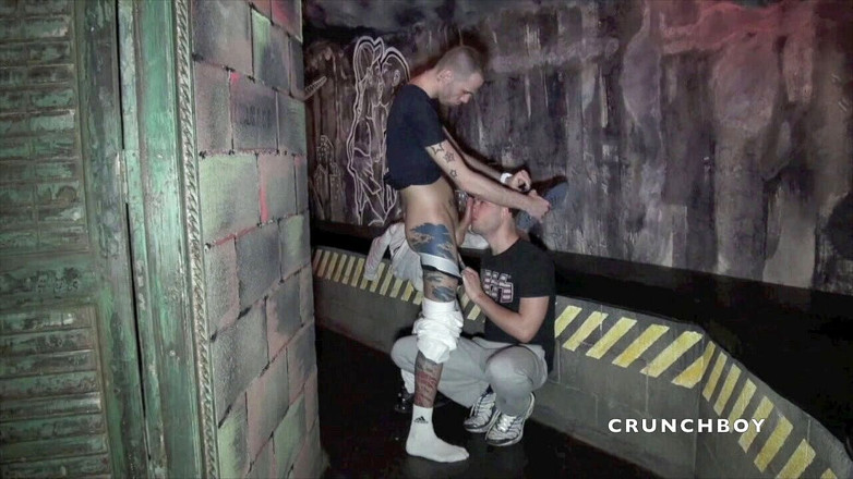 STRAIGHT BOY CURIOUS: Junger scally-junge von badboy mit turnschuh-dominanz gefickt