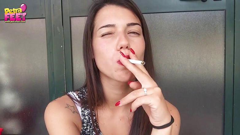 Smokin Fetish: Lieve tiener eerste keer rokend op cam