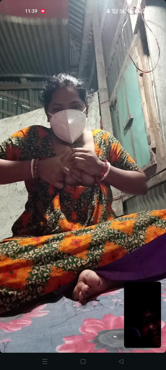 Bengali Angel Boudi: 録画クリップを見るのはやめろ!モヒニの生放送『Raw Tej』パート2を目撃してください