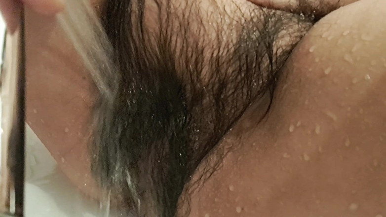 Mommy big hairy pussy: 干净的安多显示毛茸茸的阴户