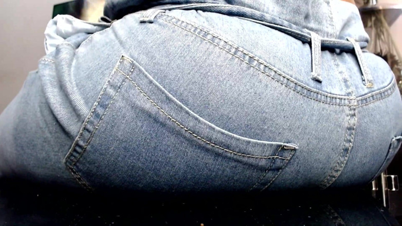 Maeling: Rodzice zrujnowane w dżinsach ass-fyxiation z Giant Ass Ignorant