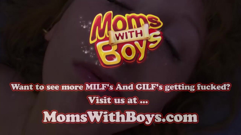 Moms With Boys: Зрілу блондинку непристойно трахають у груповусі - повний фільм