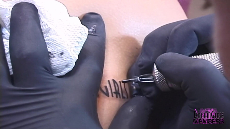 Dream Girls: Ela tem meninas dos sonhos tatuadas na bunda bonita
