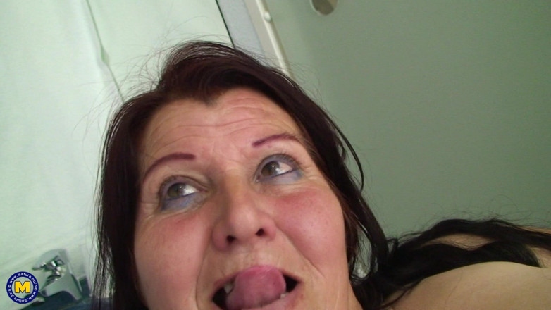 Mature NL: Maria jen ráda nám ukazuje své velké kozy a její šťavnatou...