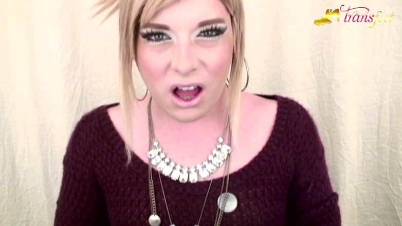 Trans and Cross-Dressers Feet: Rubia transexual Mallory y sus hermosas uñas rosas