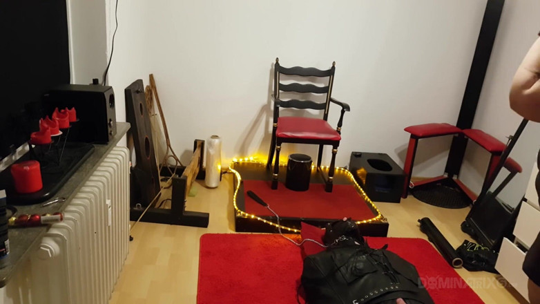 LadyPam: Tombul esmer dominatrix fetiş zindanında bağlı köleyi komuta ediyor