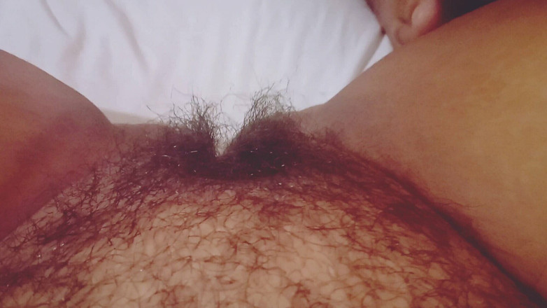 Karmicoxv: Mi marido me afeita el coño mientras lo grabo en...