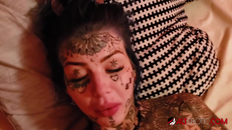 Alt Erotic: La bellezza tatuata Amber luke brama un grosso cazzo