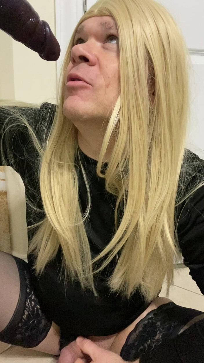 MadisonCD2025: 变装者一边像一个好荡妇一样和爸爸说话一边吮吸大黑屌假阳具