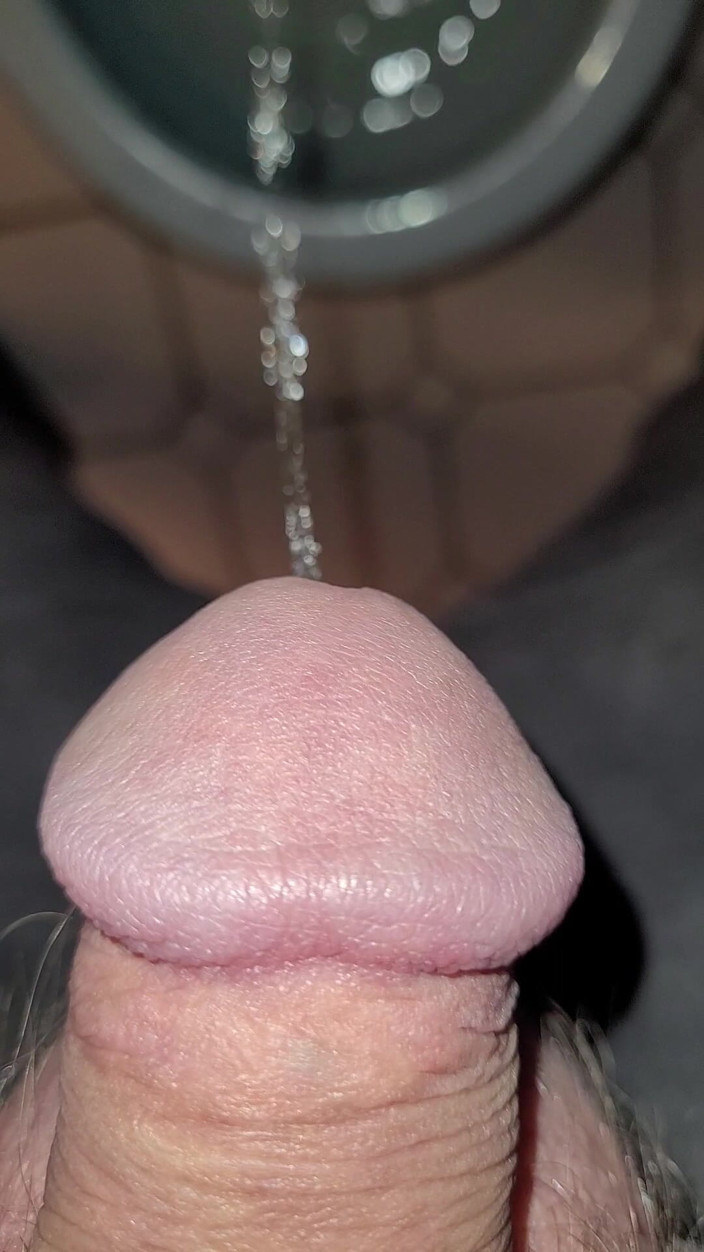On Cloud 999: Teenager piscia in bagno