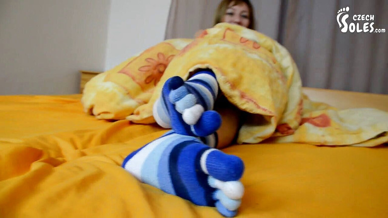 Czech Soles - foot fetish content: Des chaussettes d'pieds taquinent au lit