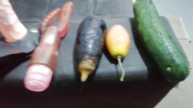 Andrea Velez: Andrea leker med frukter och sin dildo.