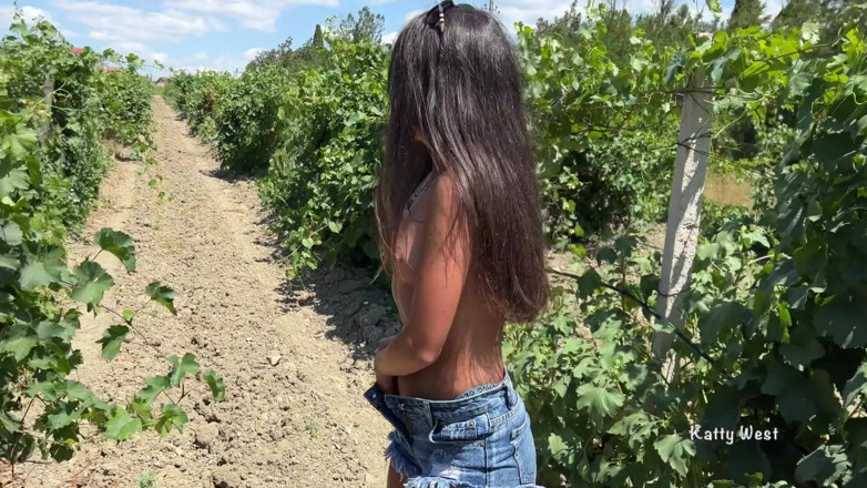 Katty West: Atrapó a una chica hooligan en los arbustos y follada...
