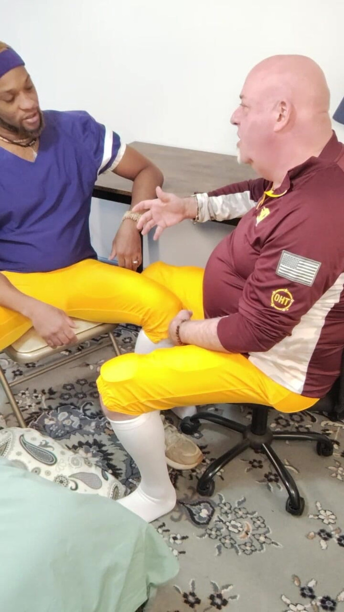 beardaddychub: Koç oyuncuya taşaklarla nasıl baş edileceğini öğretiyor