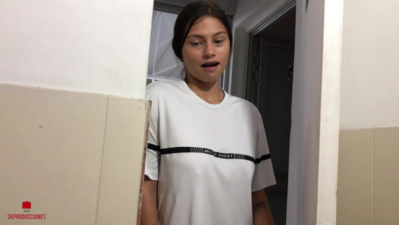 Stefanysex: Napalona przyrodnia siostra odkrywa, że masturbuję się w łazience i pomaga mi...