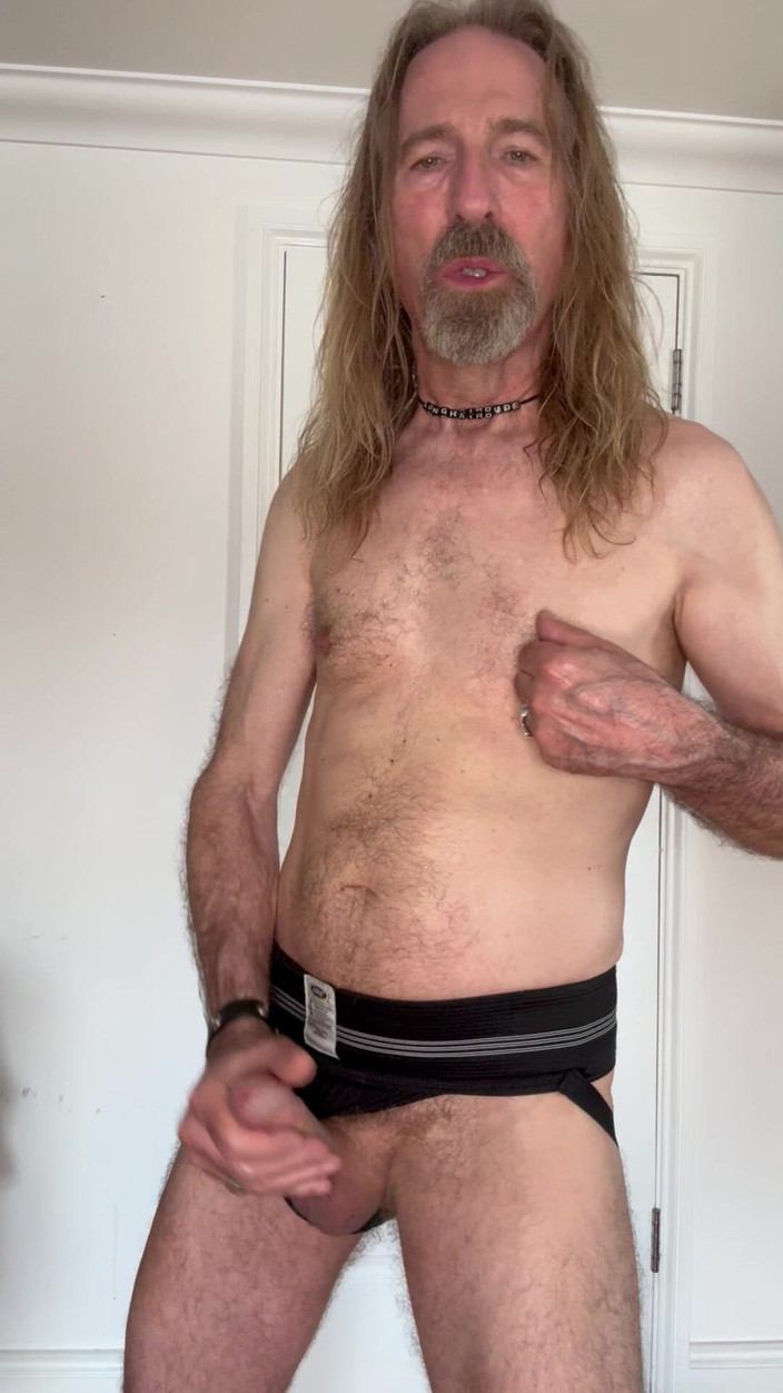Longhairdude: Longhairdude se zahřívá v černém jockstrap