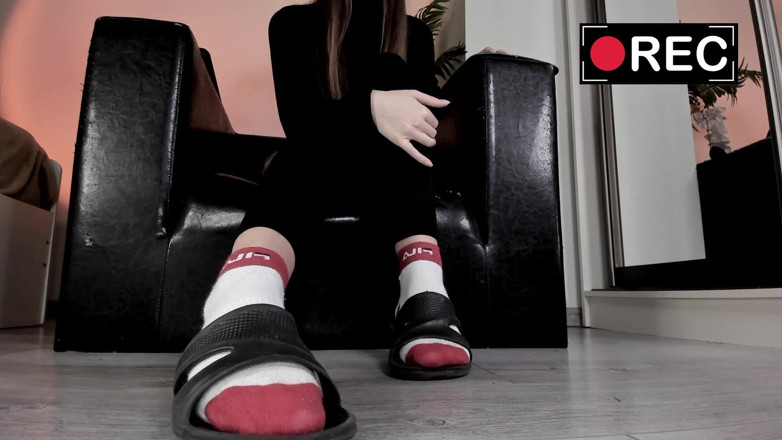Feet lady: Pantoufles en caoutchouc et chaussettes de sport