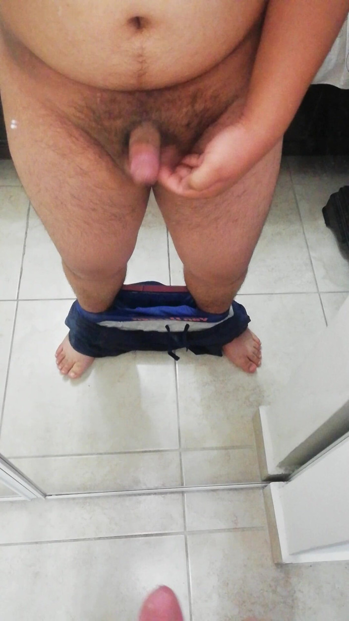 Cock vids and only cock vids.: Mollige man trekt zijn schattige pik in de spiegel af