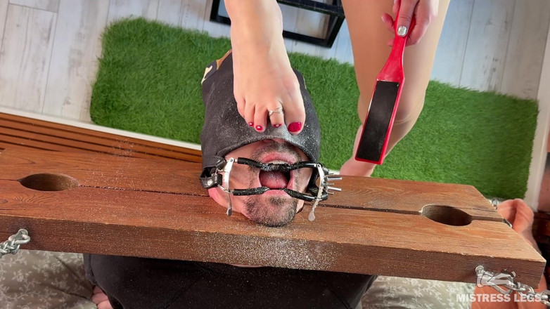 Mistress Legs: Une pédicure aux pieds se fait gratter dans la bouche...