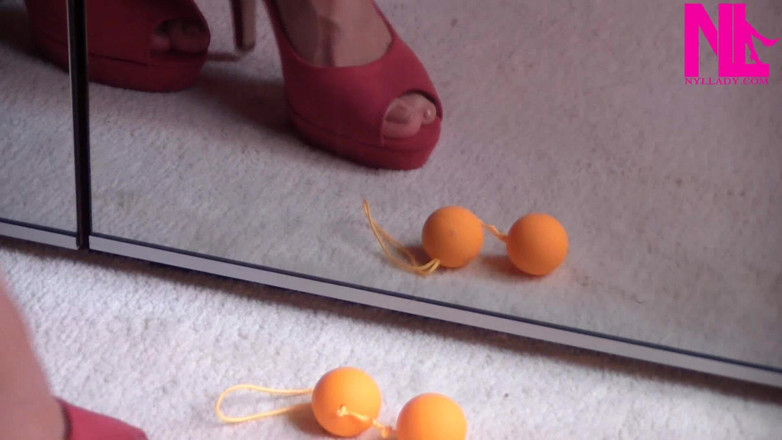 Nyllady: Ballbusting vagina-ballen in roze open teen sandalen op blote voeten