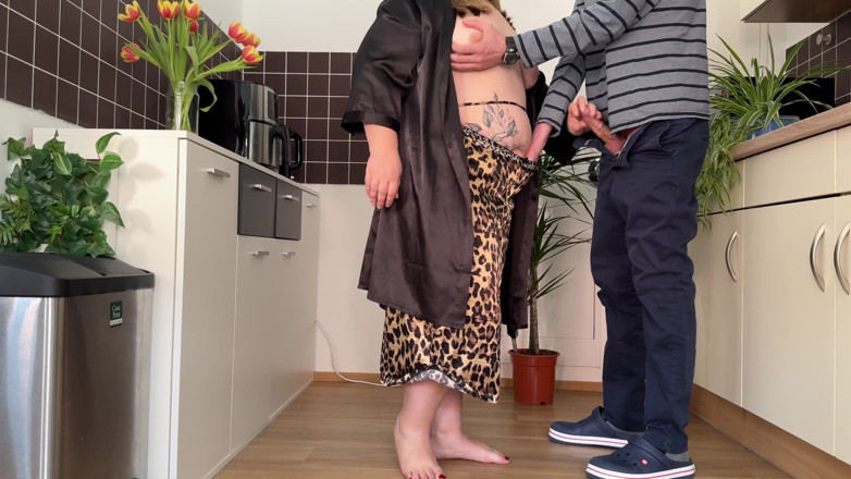 OurFetishLife: Schnell fickte meine schwiegermutter in der Küche und kam auf...