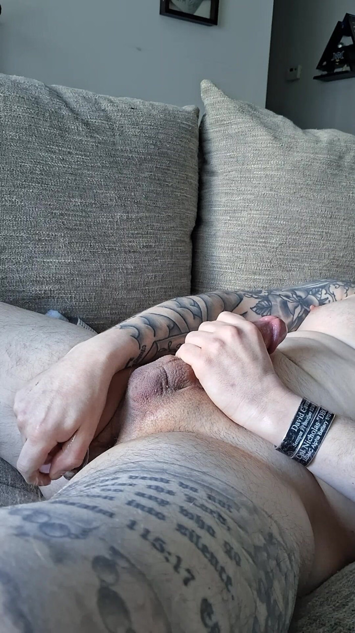 PinkGodfather: Götüme dildo koyarken yarağıma dokunuyorum