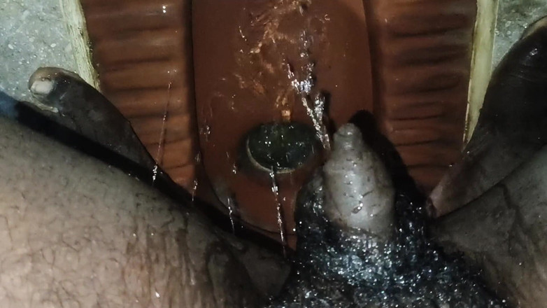 CarvingShovel: Tamilski chłopiec uncut dick sikanie i ręczna praca