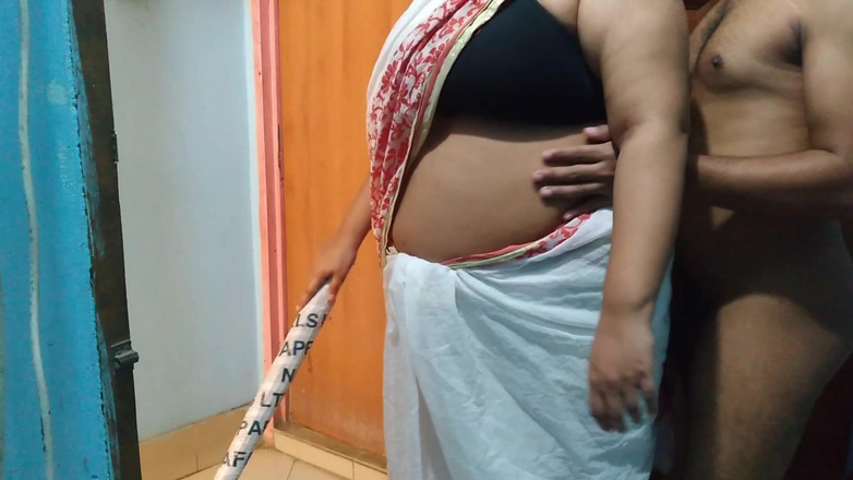 Aria Mia: Šukám sexy milf nevlastní matku mé nejlepší kamarádky, když zametá...