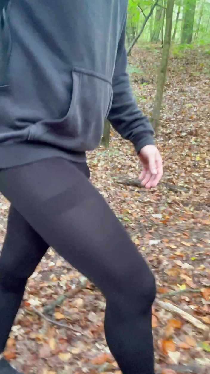 Apomit: Berjalan-jalan dengan legging tembus lukis di taman. Bugil pamer badan 3