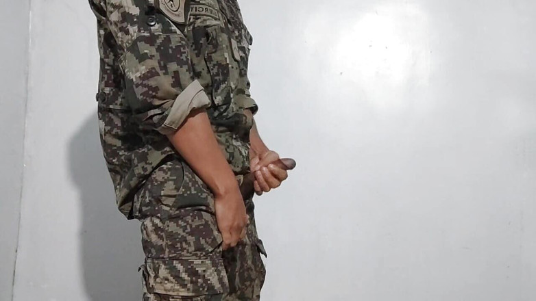 Hornyboy2058: Soldado se corre en ropa interior mientras sus colegas están...