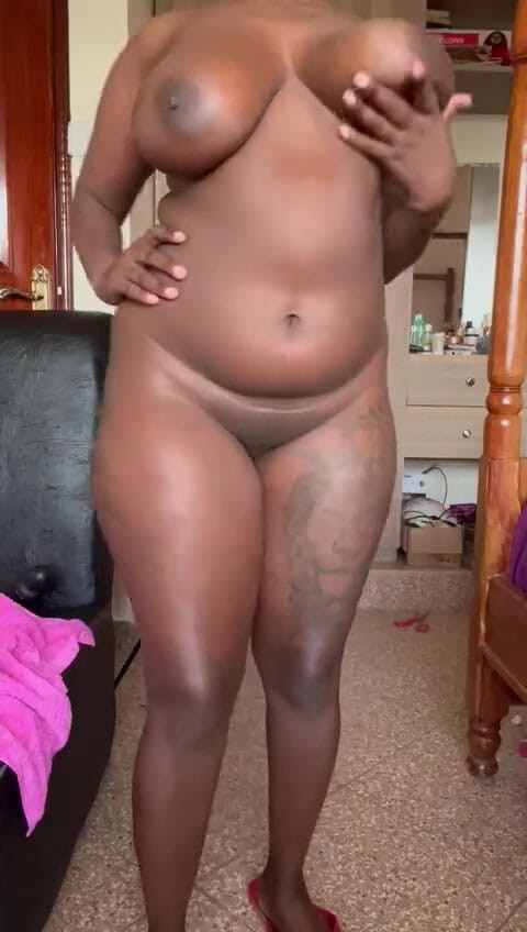 Nasty_hotbabe: 아빠 앞에서 완전히 벌거벗은 채 매력적인 흑누나(큰 가슴, 큰 엉덩이)의 핫한 스트립쇼!