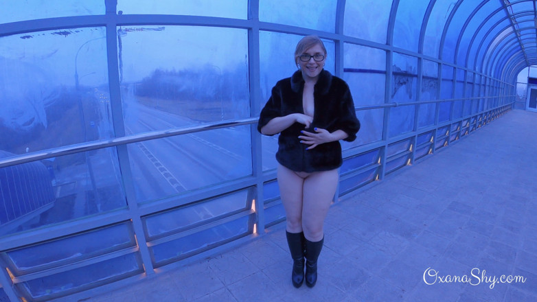 MILF Oxana: Une salope avec un plug anal dans un viaduc