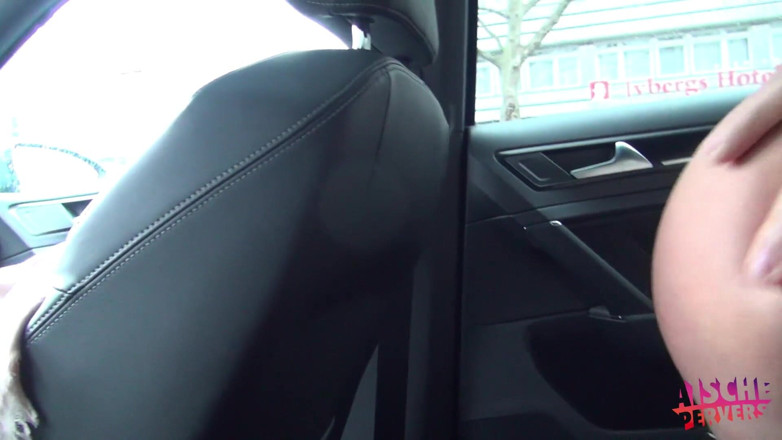 Aische Pervers: Seks anal buru-buru di dalam mobil sama pacarku
