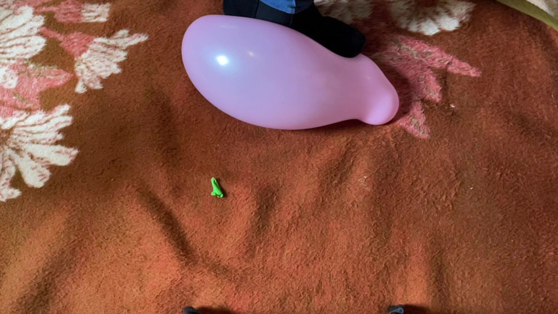 BeachBallsDuo: 100kgのビッグブーティルーシーがハイヒールで風船を踏みつける!スローモーションのカメラ2台!