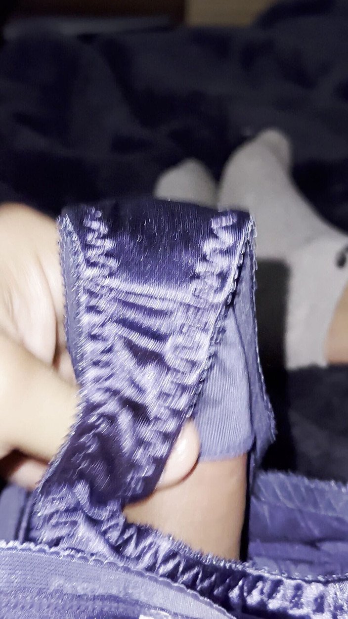 Bigbrook45: Éjaculation dans des Gstring en satin violet