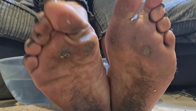 Simp to my ebony feet: pé chá
