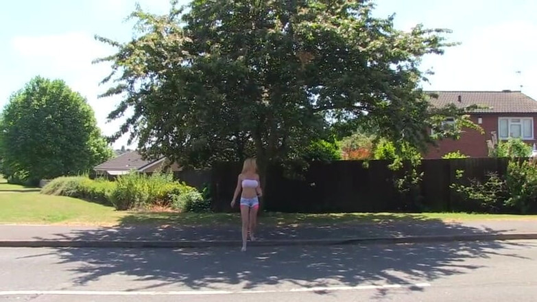 German amateur - 100% German hardcore videos: 驚愕の金髪放尿彼女のパンティー屋外