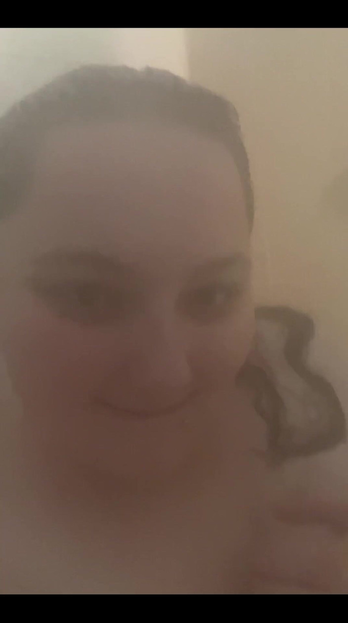 SexyBreedingBbw: Une BBW joue sous la douche