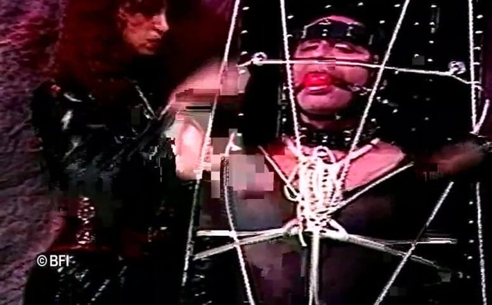 Slave Seks: Dos chicas desagradables castigando a su esclavo