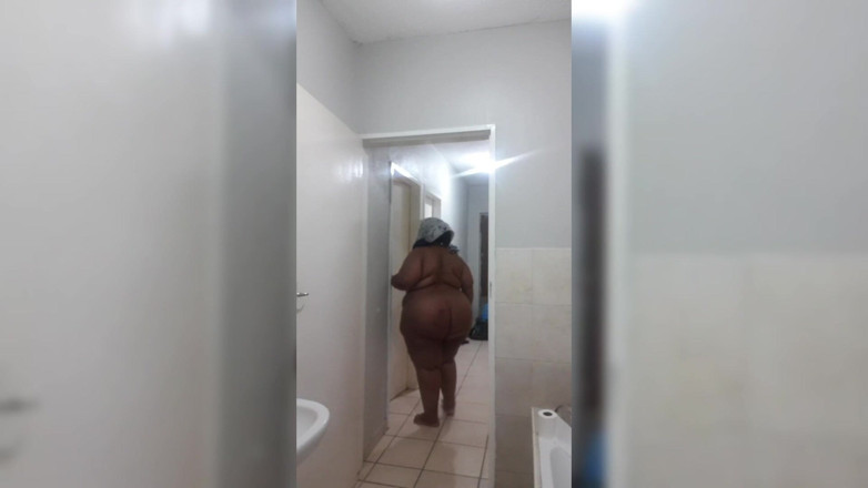 Masked curvy pears: La zia bbw nera che pulisce dopo la doccia ii