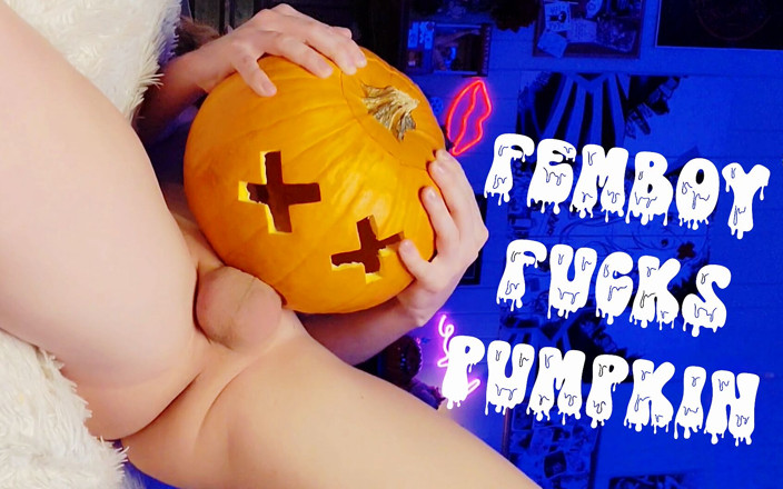 BasedSuccuboi: Femboy pieprzy dynię na Halloween