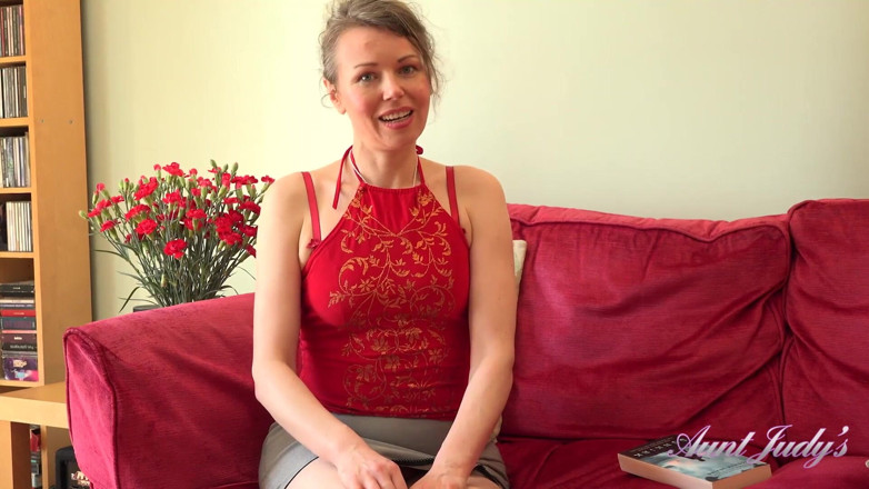 Aunt Judy's: Alexia, MILF aux gros seins naturels (coaching masturbatoire)