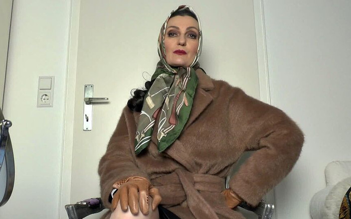 Lady Victoria Valente: Seidentuch mit braunem Wintermantel