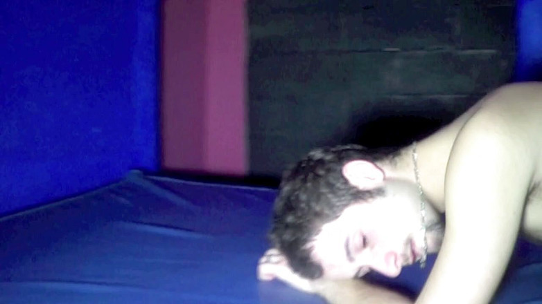 Gaybareback: Francesa rabuda fodida na sauna ao sol em Lyon