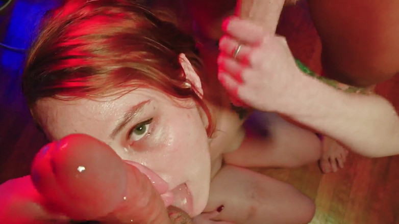 PNW Porn: Děvka manželka kouří dva ptáky téměř přijde o oko