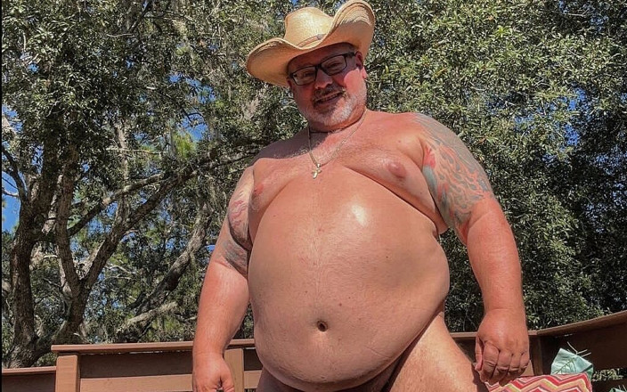 Hand-Free-Daddy-Chub: Vaquero Barnyard, padrastro chub se divierte con la música country